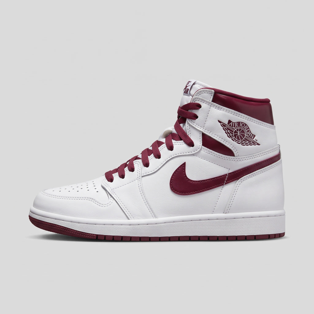 Nike Air Jordan 1 High OG Blanco Vinotinto - vista lateral izquierda