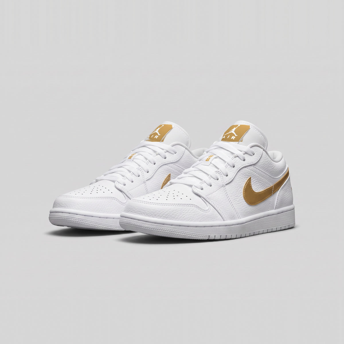 Nike Air Jordan 1 Low Blanco Dorado - par