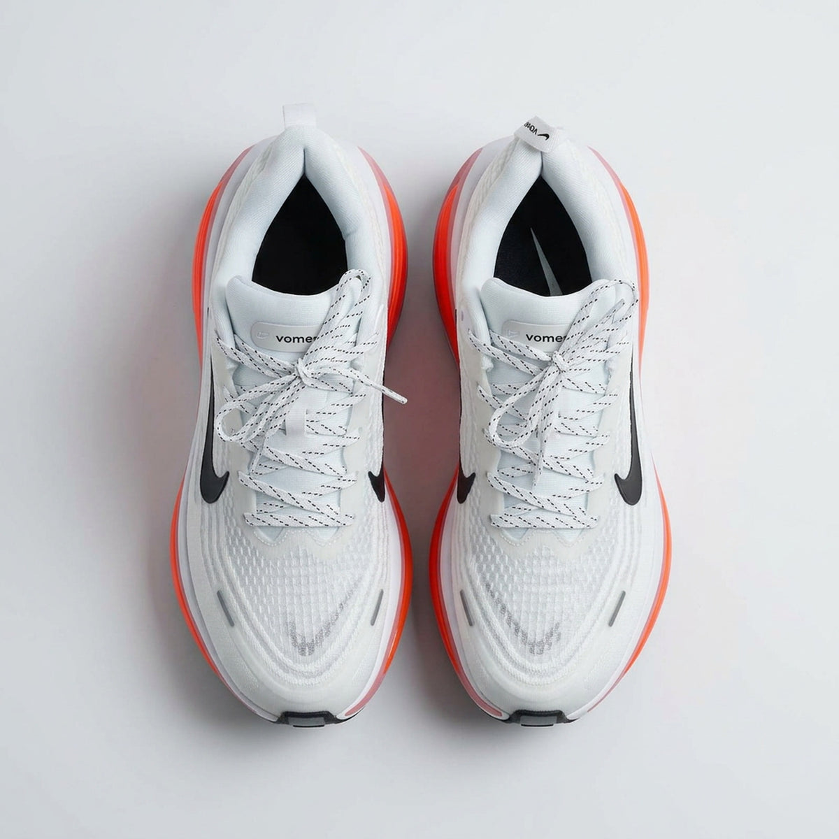Nike Vomero 18 Blanco Naranja vista desde arriba